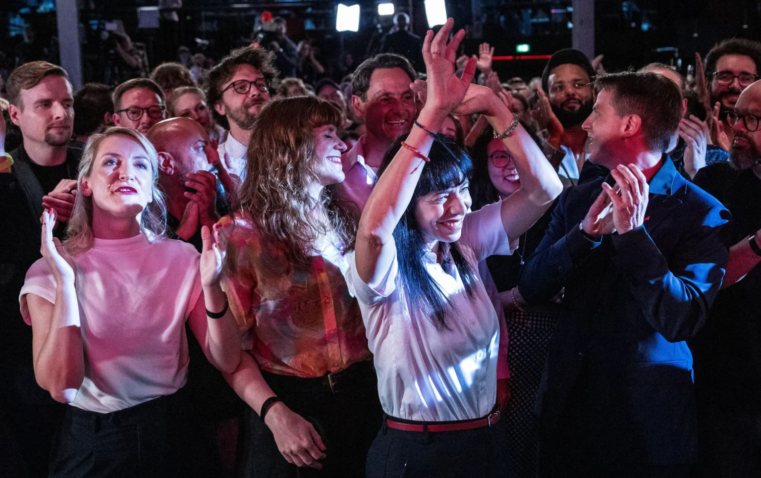 Halay und „Jin, Jiyan, Azadî“ auf Linkes Berliner Wahlparty erklärt